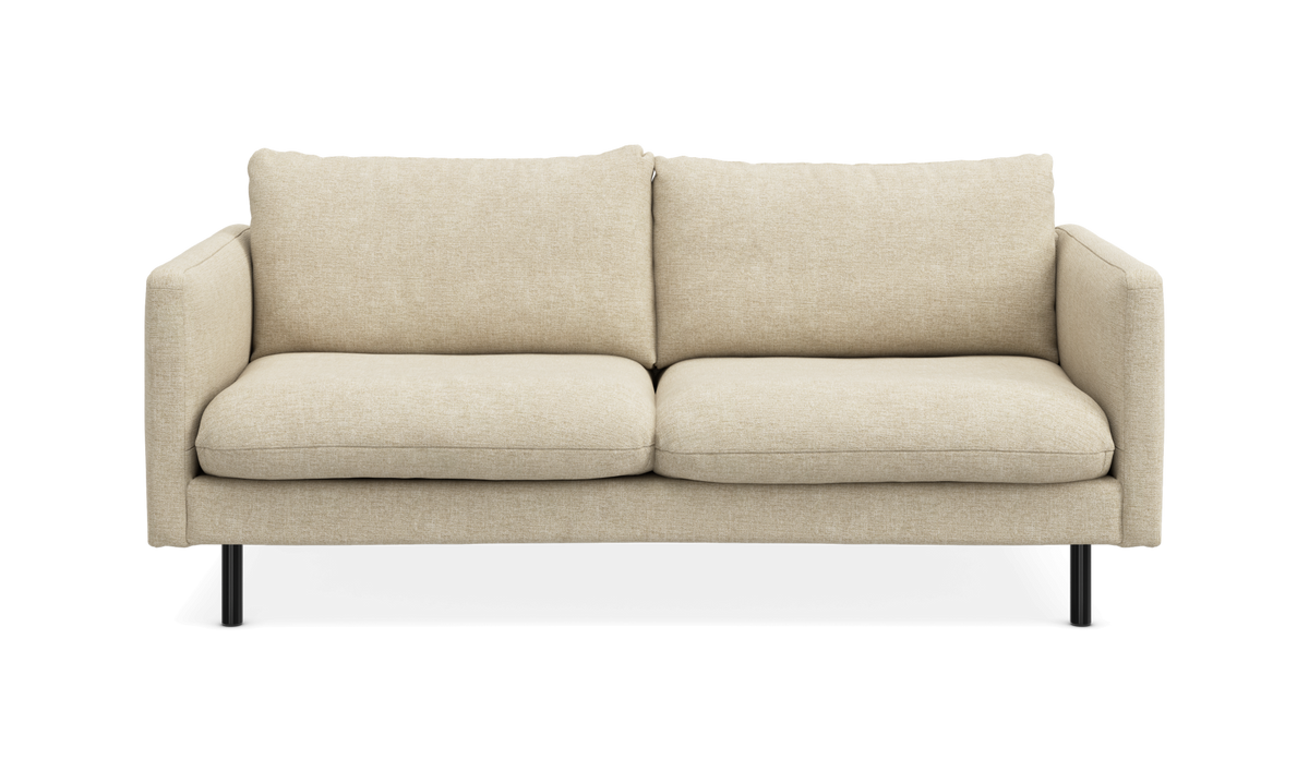 Beige 2-personers stofsofa, frontvisning på hvid baggrund med slanke sorte ben.