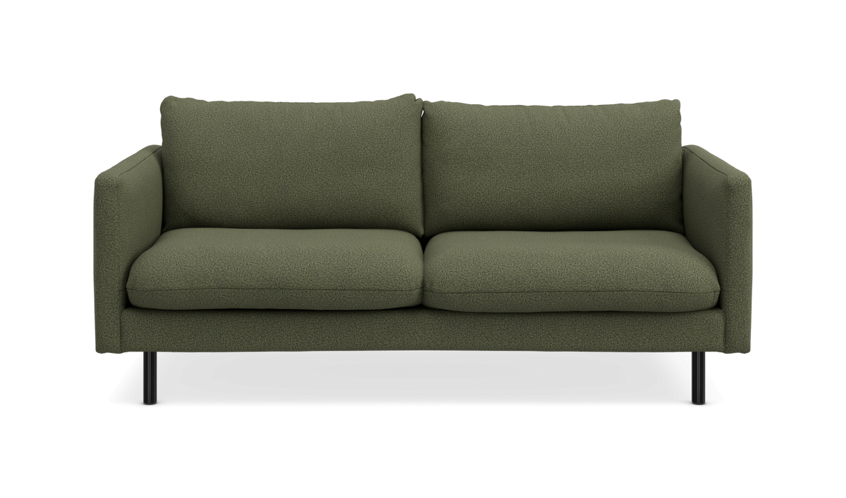 Grøn 2-personers sofa med lige armlæn og sorte ben, set forfra.