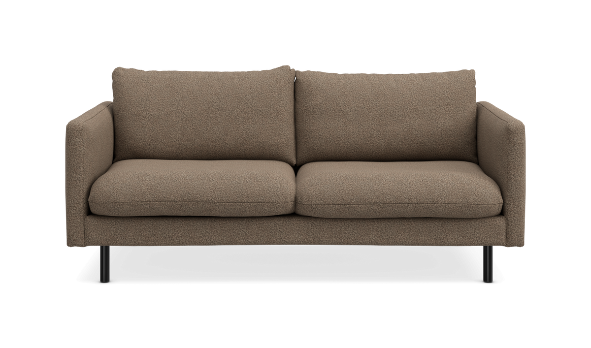 Brun 2-personers sofa med sorte ben, frontvisning.
