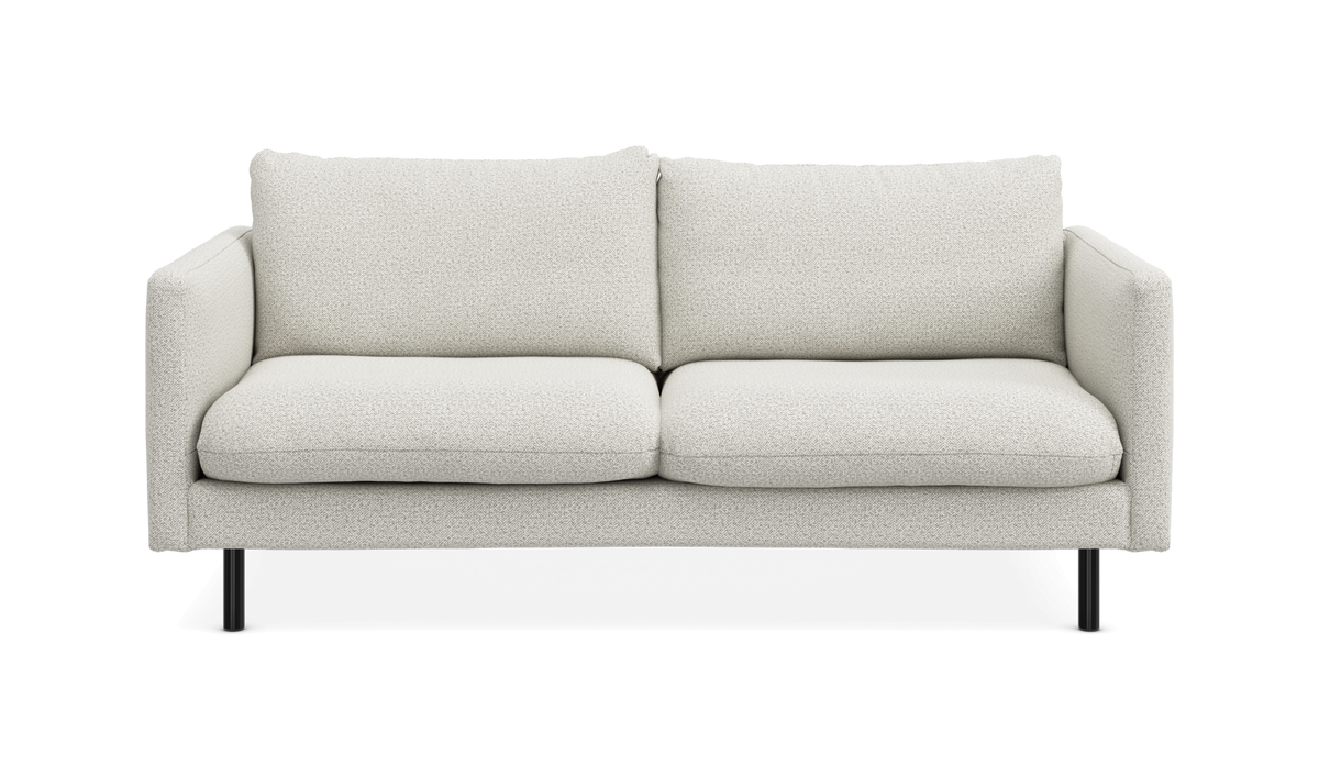 Lysegrå 2-personers sofa med lige armlæn og sorte ben, set forfra.