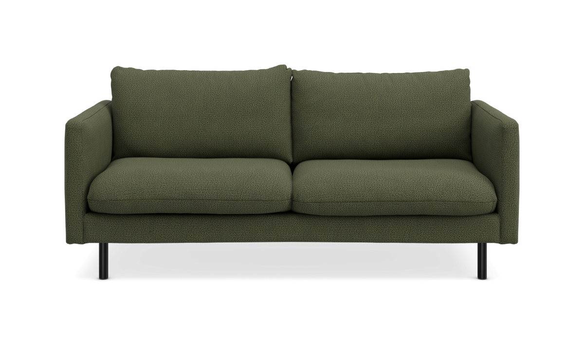 Grøn 2-personers sofa med slanke sorte ben, set forfra mod hvid baggrund.