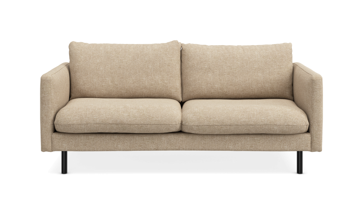 Beige 2-personers sofa med slanke sorte ben, set forfra.