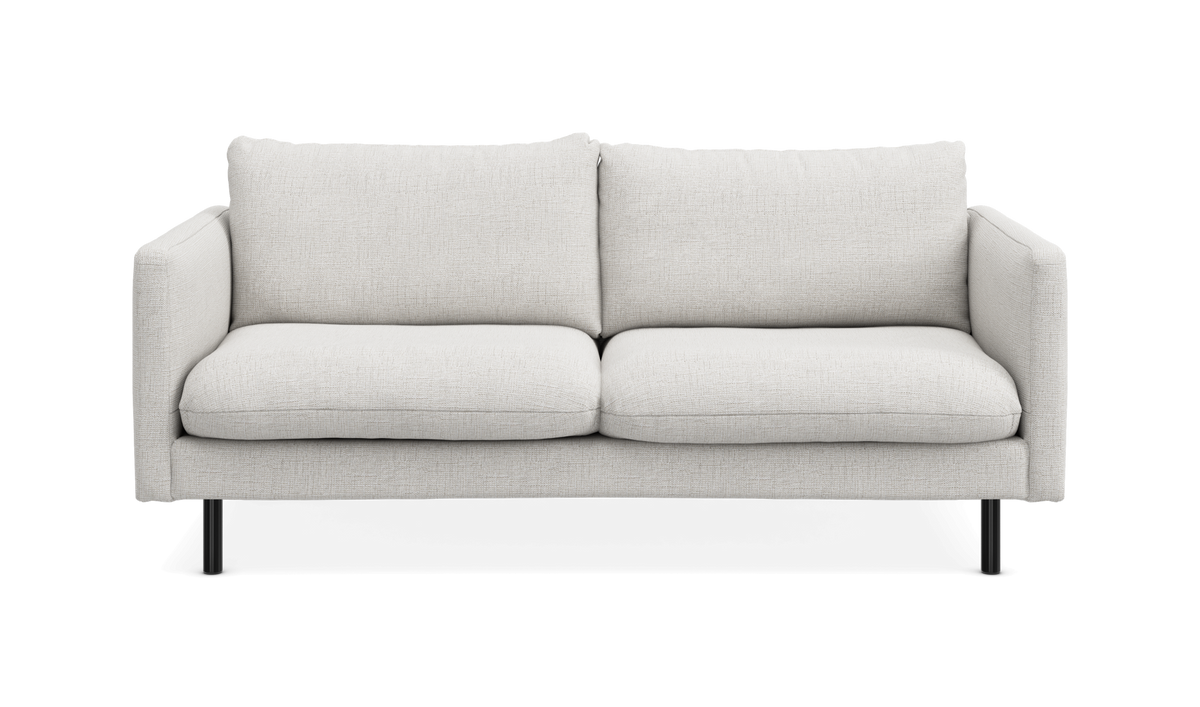 Lysegrå 2-personers sofa med slanke sorte ben, set forfra på hvid baggrund.