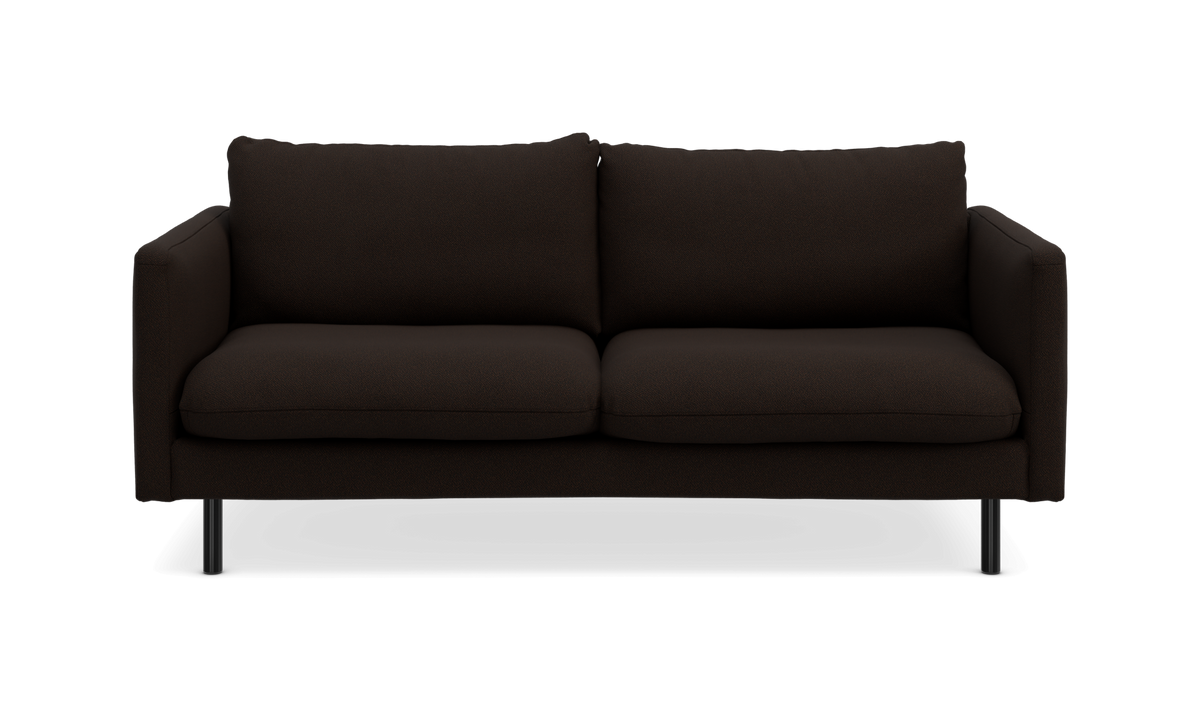 Mørkebrun tosæders sofa i moderne minimalistisk stil, frontvisning mod neutral baggrund.