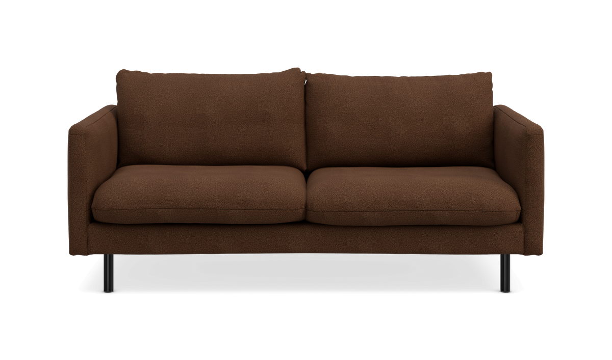 Brun 2-personers sofa med slanke sorte ben i moderne, minimalistisk design.
