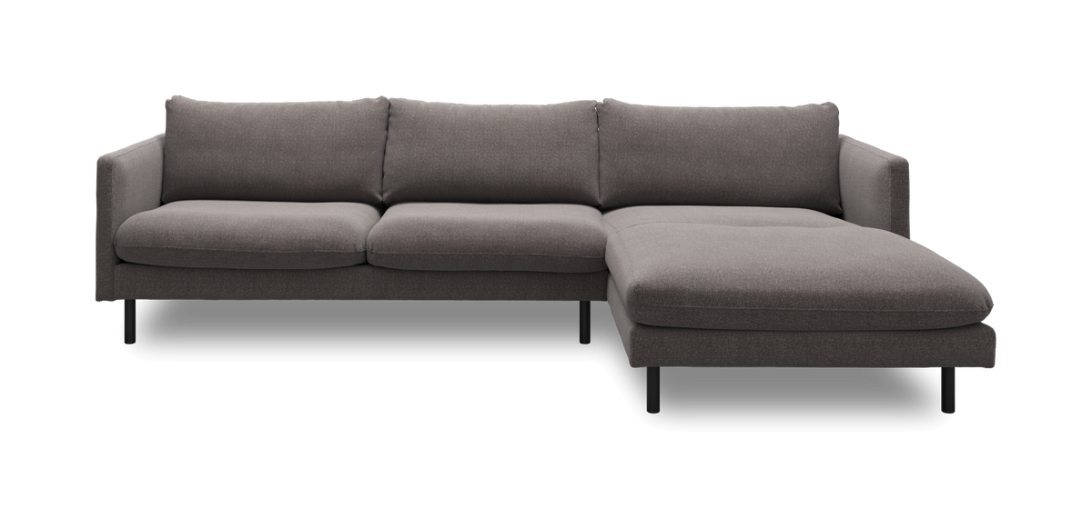 Grå 3-personers sofa med højre chaiselong, frontvisning, fritlagt produktbillede.