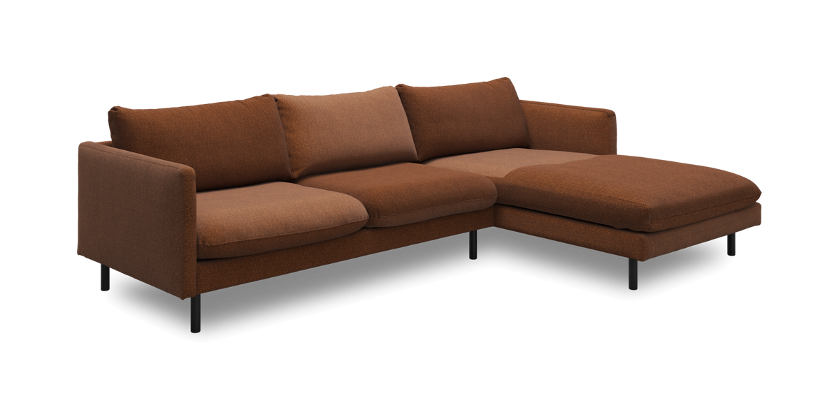 Hjørnesofa i varm brun tekstil med chaiselong til højre og sorte ben.
