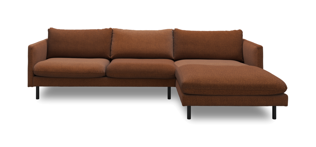 Brun modulsofa med højrevendt chaiselong i stof på sorte ben, fritlagt.