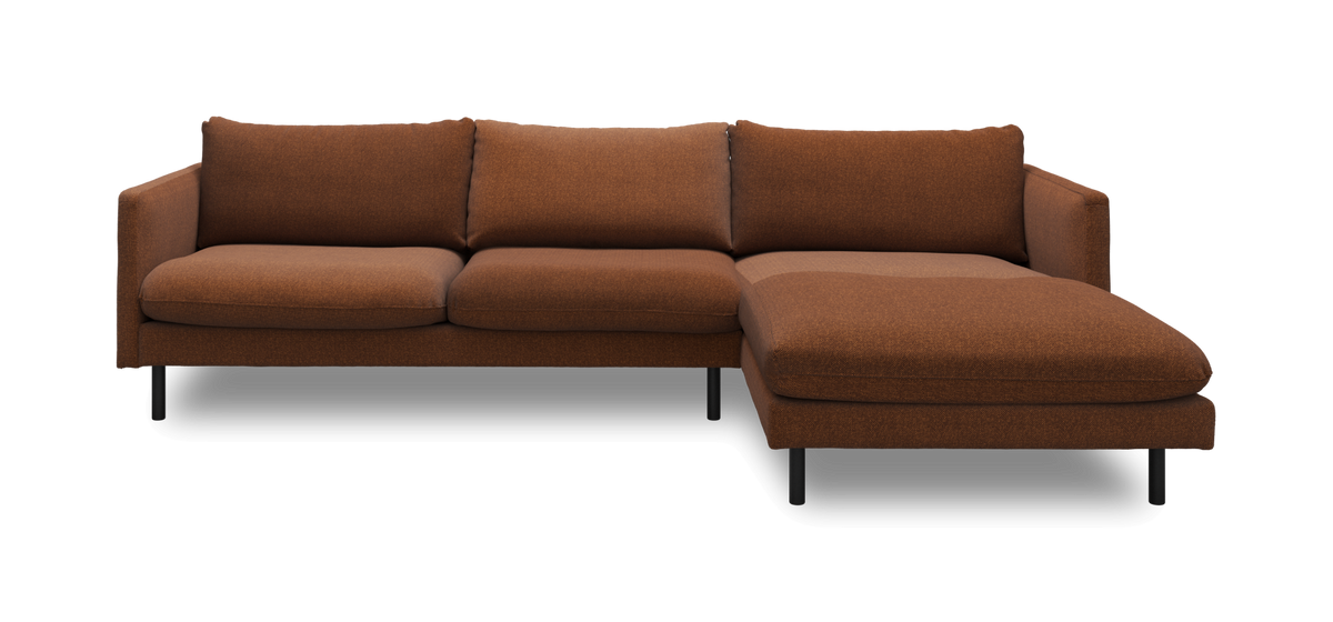 Brun modulsofa med højrevendt chaiselong i stof på sorte ben, fritlagt.