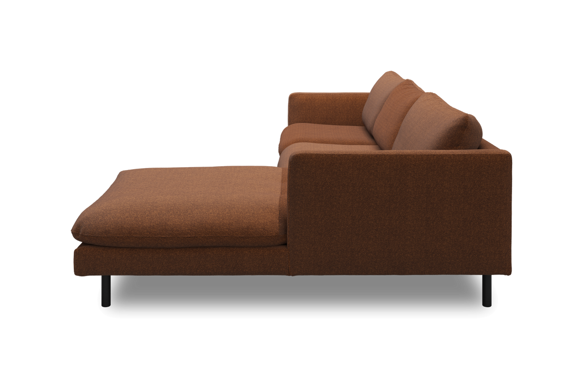 Brun modulsofa med chaiselong set fra siden på neutral baggrund.