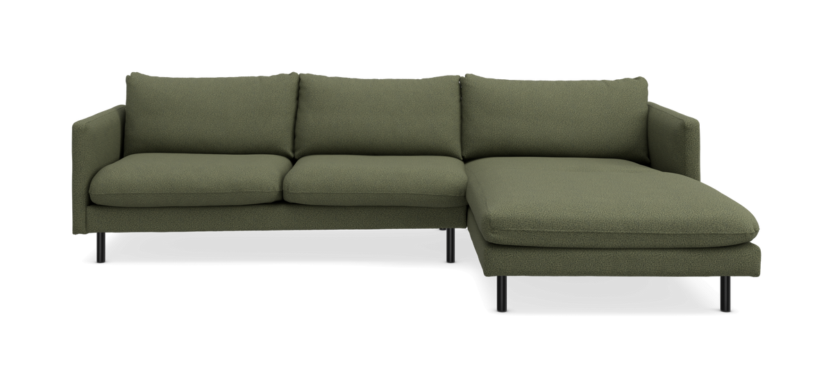Grøn L-formet 4-personers sofa med chaiselong til højre og sorte ben.