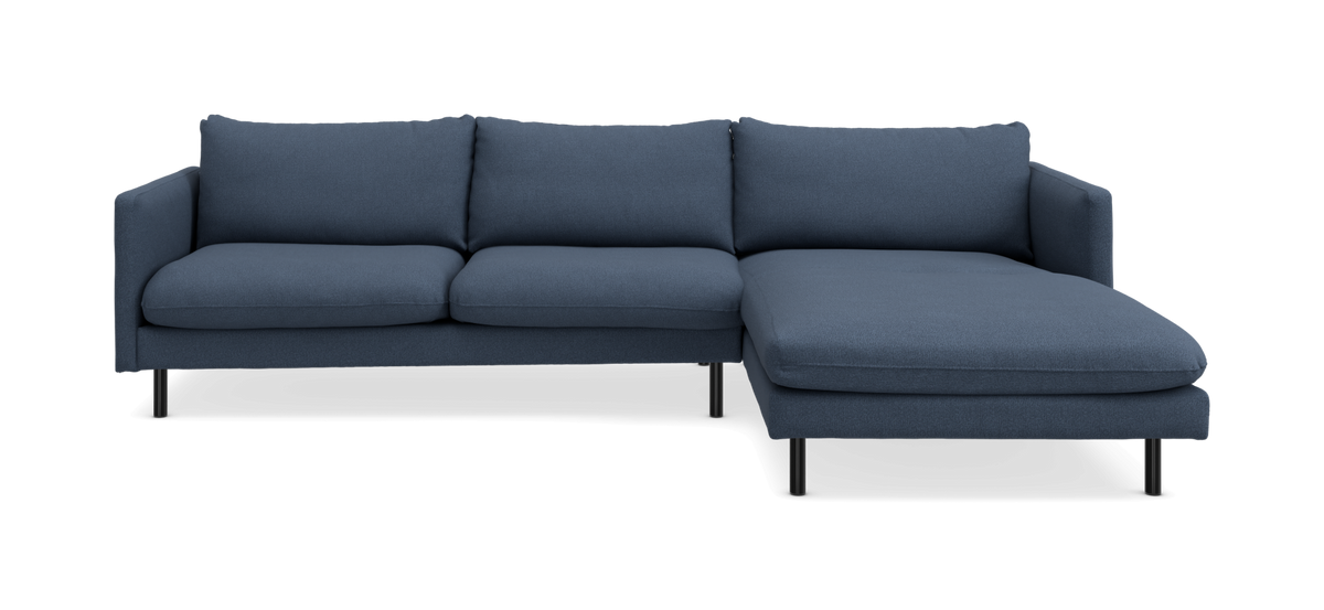 Blå hjørnesofa med chaiselong til højre, set forfra.