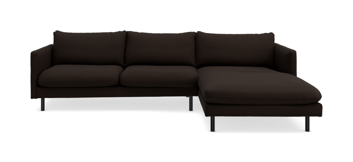 Mørkebrun hjørnesofa med højrevendt chaiselong på sort baggrund.