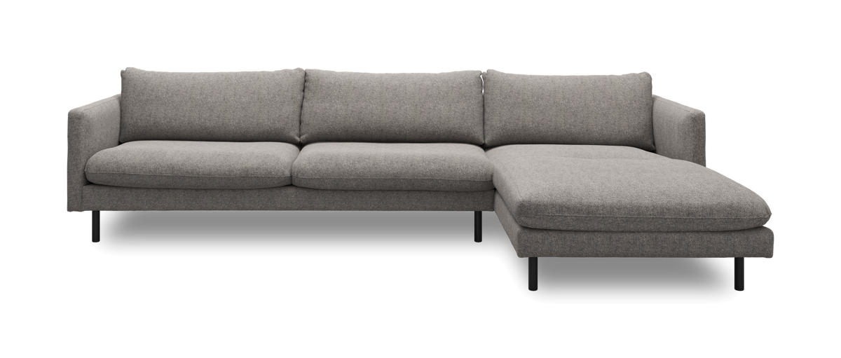 Grå L-formet sofa med chaiselong til højre, fritstående på hvid baggrund.