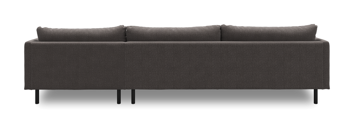 Mørkegrå sofa set bagfra med tre ryghynder og slanke sorte ben.