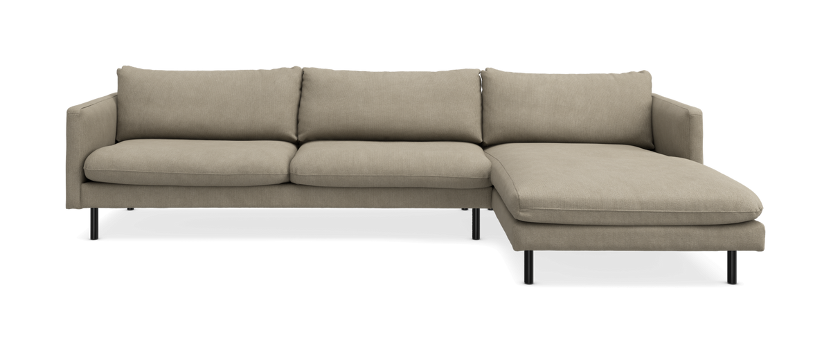 Beige hjørnesofa med chaiselong til højre i moderne design på sorte ben, frontvisning.