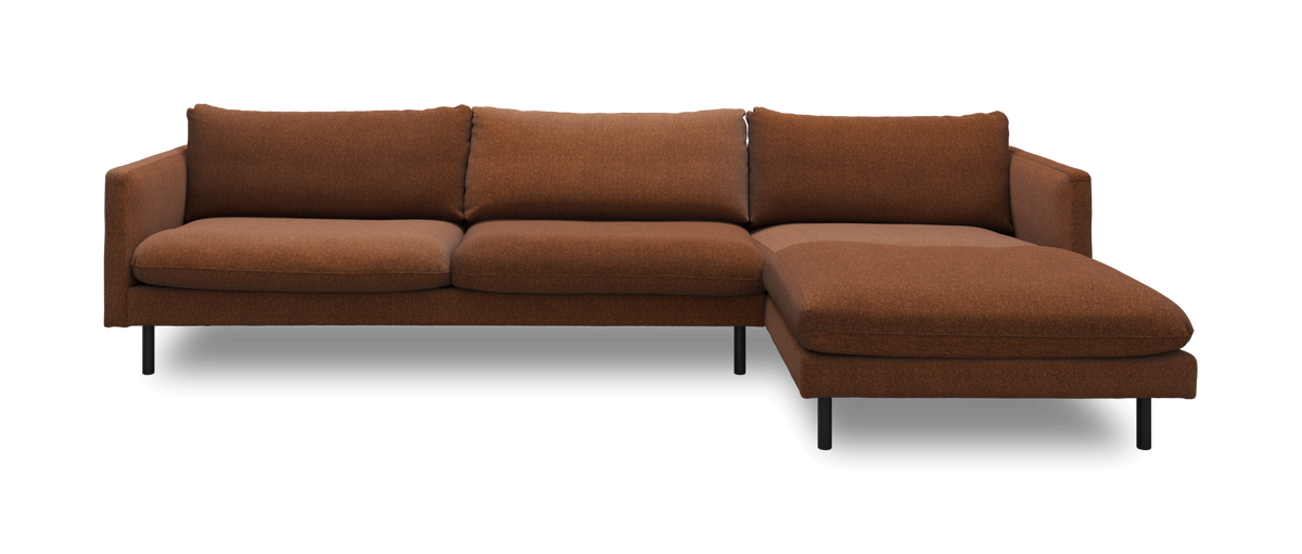 Brun hjørnesofa med chaiselong til højre på slanke sorte ben.