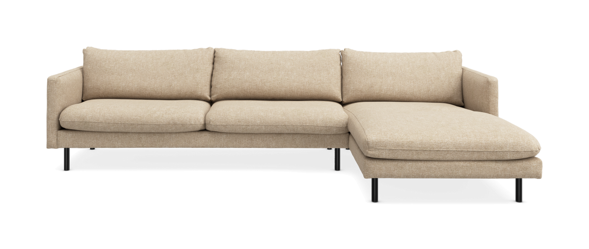 Beige modulsofa med højrevendt chaiselong på sorte ben, frilagt mod hvid baggrund.