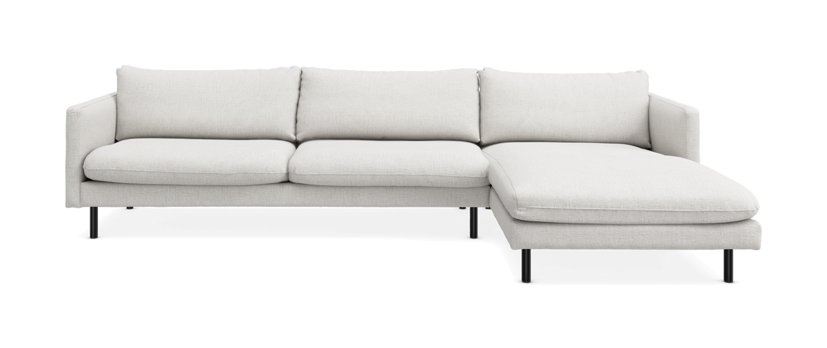 Lys beige 3-personers sofa med højrevendt chaiselong, minimalistisk design på sorte ben.