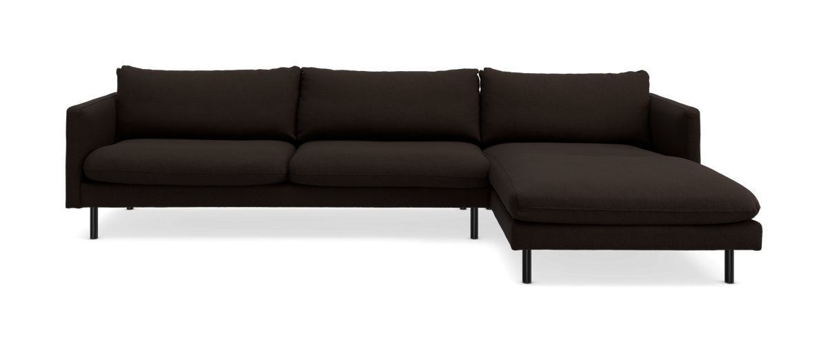 Mørkebrun hjørnesofa med chaiselong på højre side og slanke sorte ben.