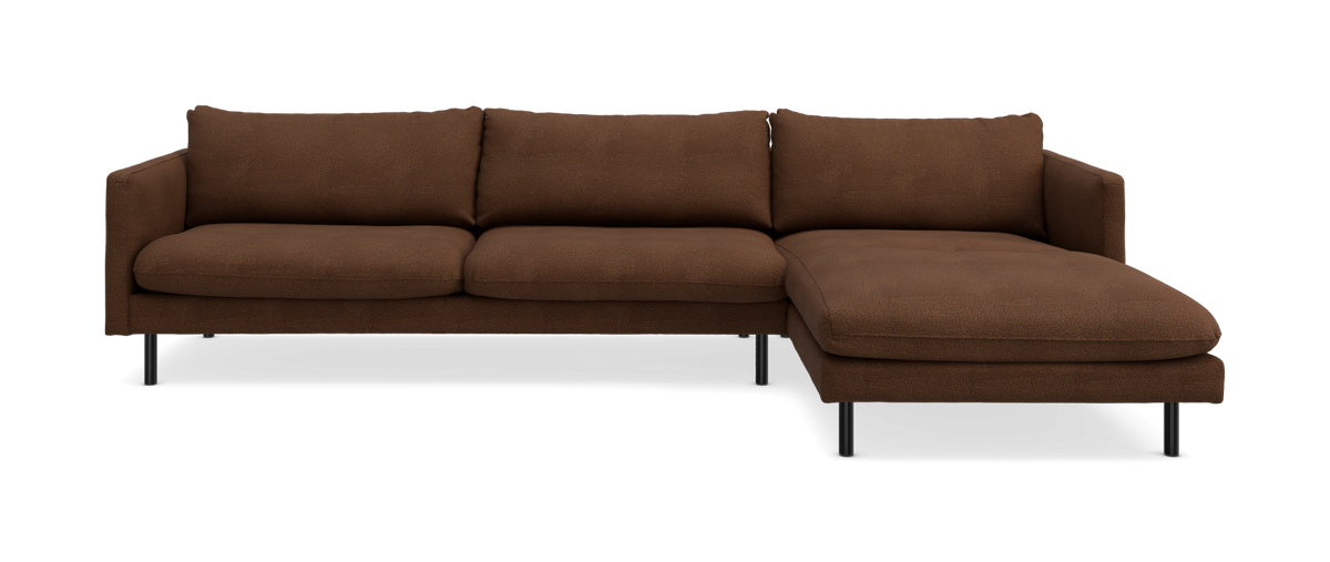 Brun hjørnesofa med højre chaiselong, tre siddepladser og slanke sorte ben, frontvisning i studiemiljø.