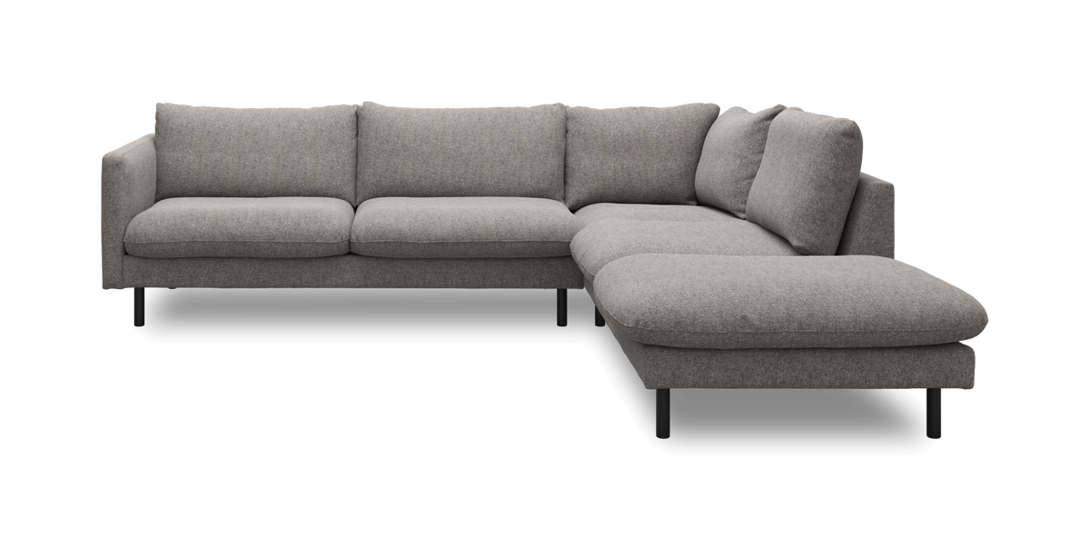 Grå L‑sofa med højrevendt chaiselong og sorte ben, frilagt på hvid baggrund.