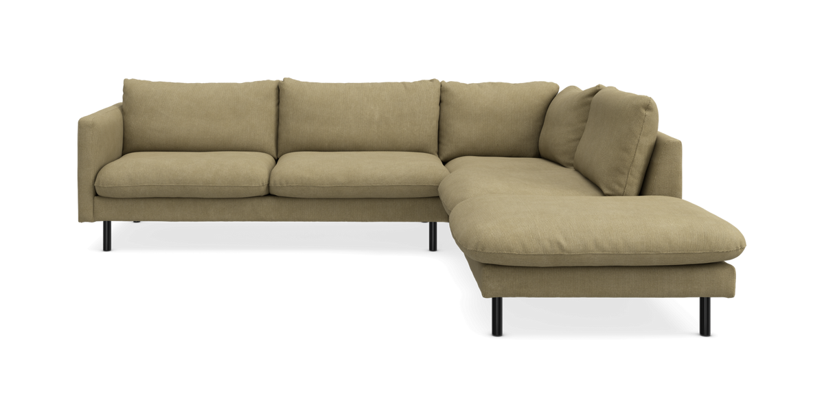 Grøn L-formet hjørnesofa med chaiselong i højre side, fritlagt på hvid baggrund.