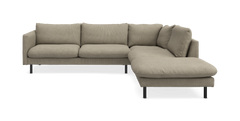 Beige hjørnesofa med chaiselong til højre, stofbetrukket med sorte ben, på hvid baggrund.