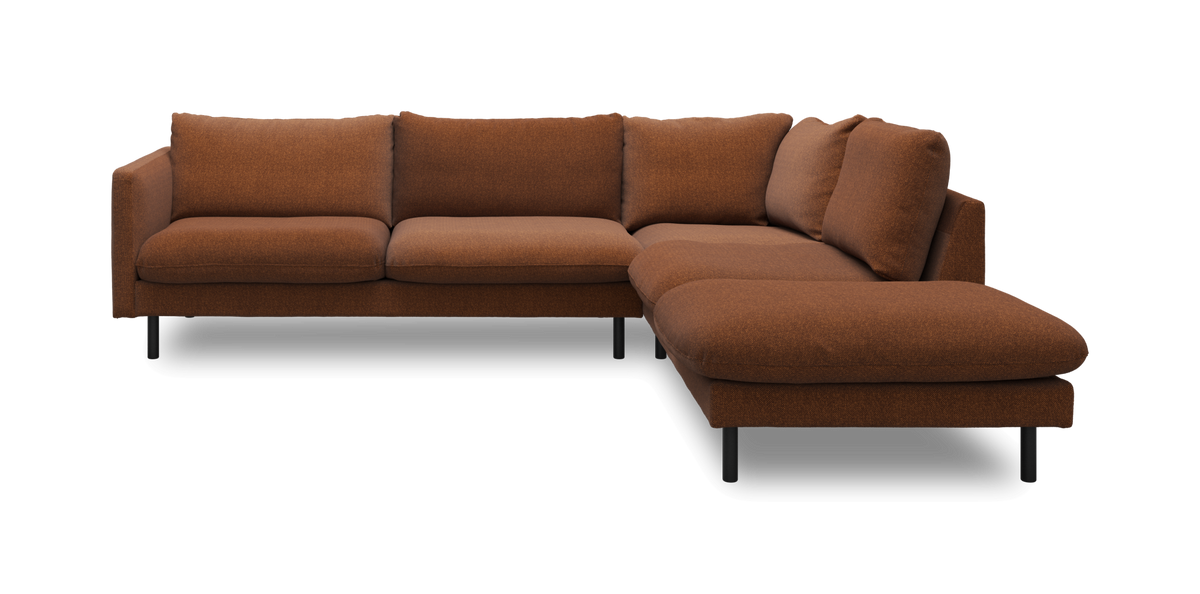 Brun L‑sofa med chaiselong til højre, fritstående mod hvid baggrund.