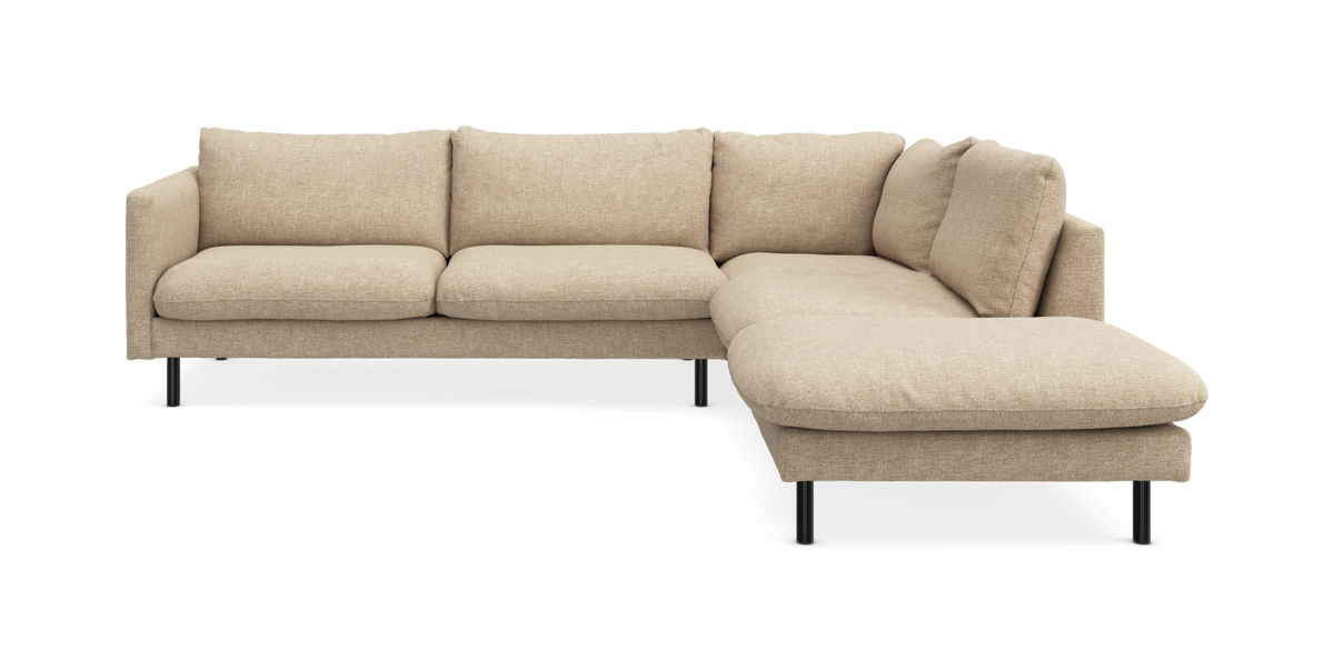 Beige hjørnesofa med chaiselong til højre, stofpolstret, frontvisning på hvid baggrund.