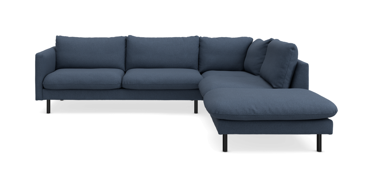 Mørkeblå højrevendt hjørnesofa med chaiselong og slanke sorte ben, set forfra.