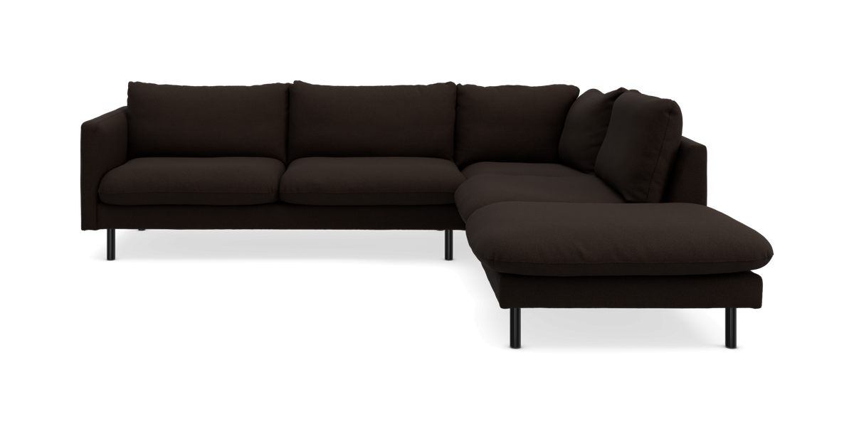 Mørkebrun hjørnesofa med højre chaiselong og sorte ben, frilagt produktbillede.