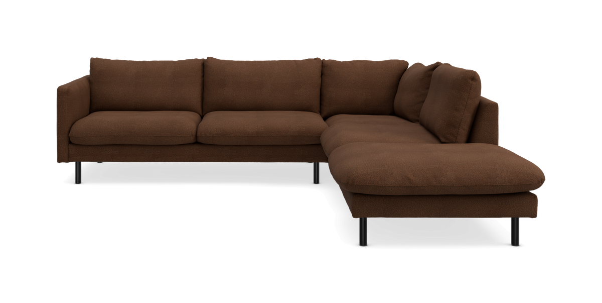 Brun L‑sofa med højre chaiselong og sorte ben, fritlagt produktbillede.