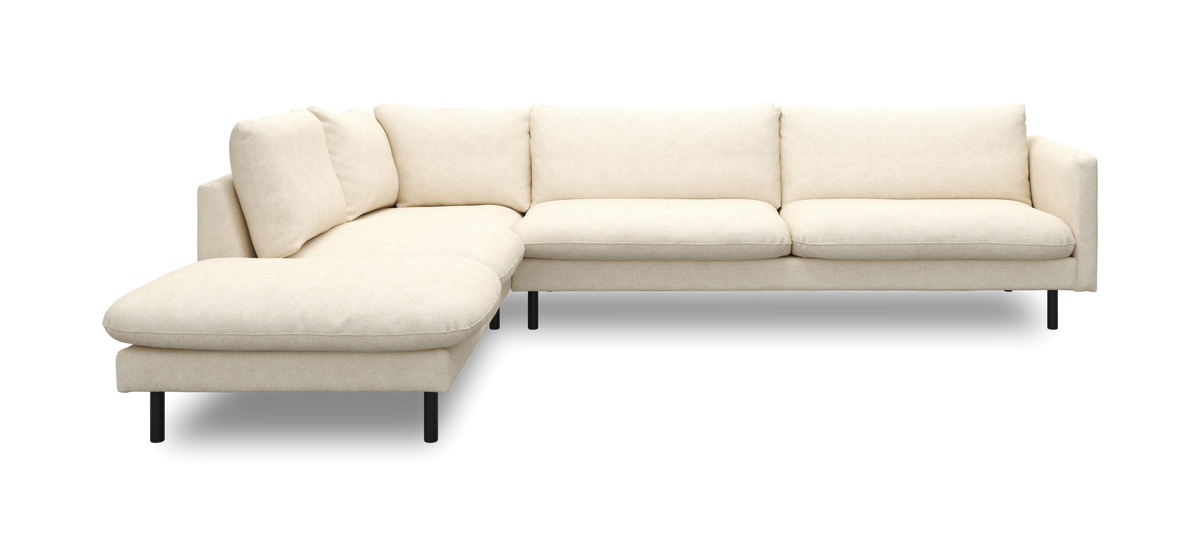 Beige L-formet modulsofa med venstrevendt chaiselong og slanke sorte ben.