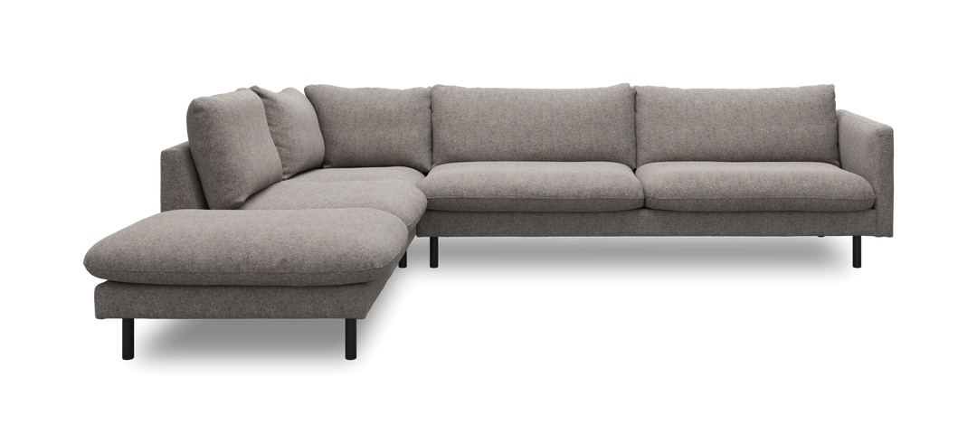 Grå L-formet hjørnesofa med venstrevendt chaiselong, moderne og blødt polstret med sorte ben.
