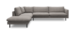 Grå L-formet hjørnesofa med venstrevendt chaiselong, moderne og blødt polstret med sorte ben.