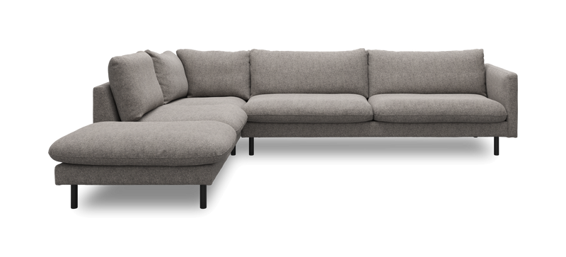 Grå L-formet hjørnesofa med venstrevendt chaiselong, moderne og blødt polstret med sorte ben._ps