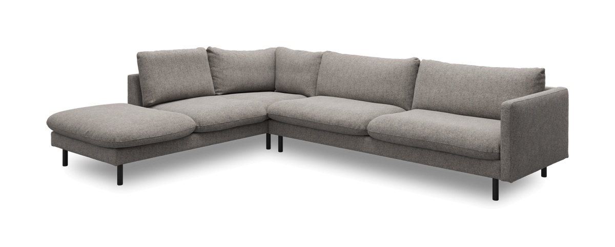 Grå hjørnesofa i L-form med venstrevendt chaiselong og slanke sorte ben.