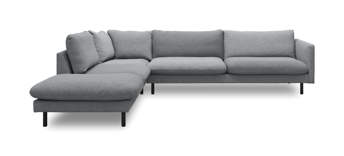 L‑formet grå hjørnesofa med chaiselong til venstre og slanke sorte ben.