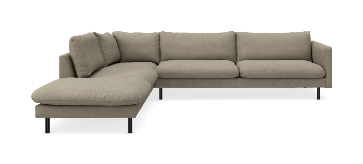 Beige hjørnesofa med venstrevendt chaiselong og slanke sorte ben, frilagt produktbillede.