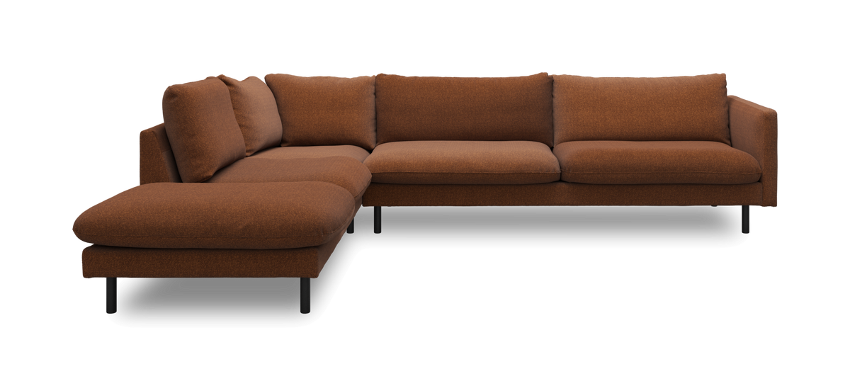 Brun L‑formet modulsofa med chaiselong til venstre på slanke sorte ben.