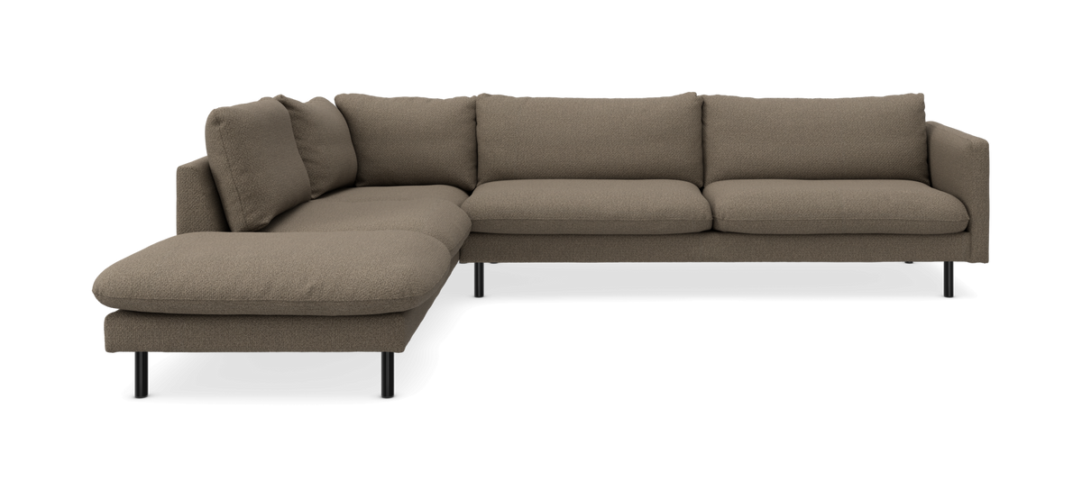 Brun L‑formet hjørnesofa med slanke sorte ben, fritlagt på hvid baggrund.