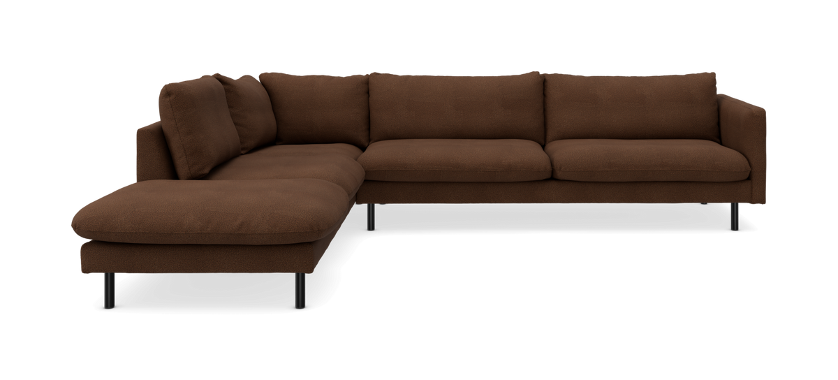 Brun hjørnesofa med venstre chaiselong og sorte ben.