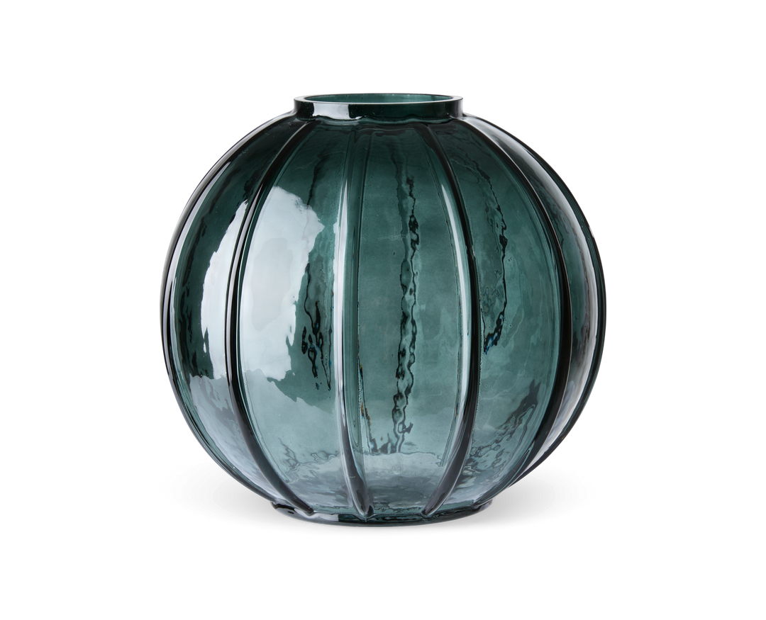 Rund riflet vase i mørkegrønt glas.