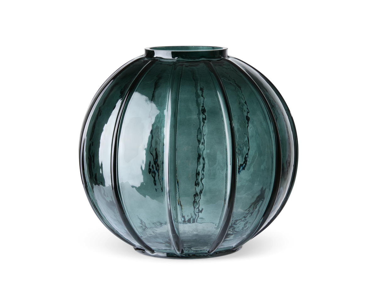 Rund riflet vase i mørkegrønt glas.