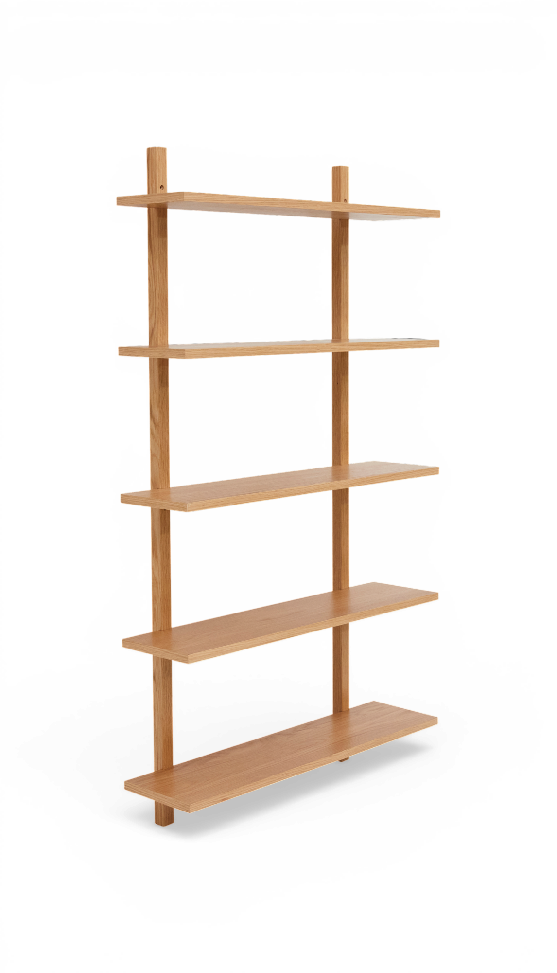 Minimalistisk vægmonteret hylde i lys eg med fem hylder, fritlagt produktbillede.