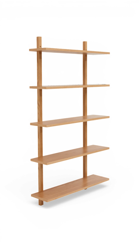 Minimalistisk vægmonteret hylde i lys eg med fem hylder, fritlagt produktbillede.