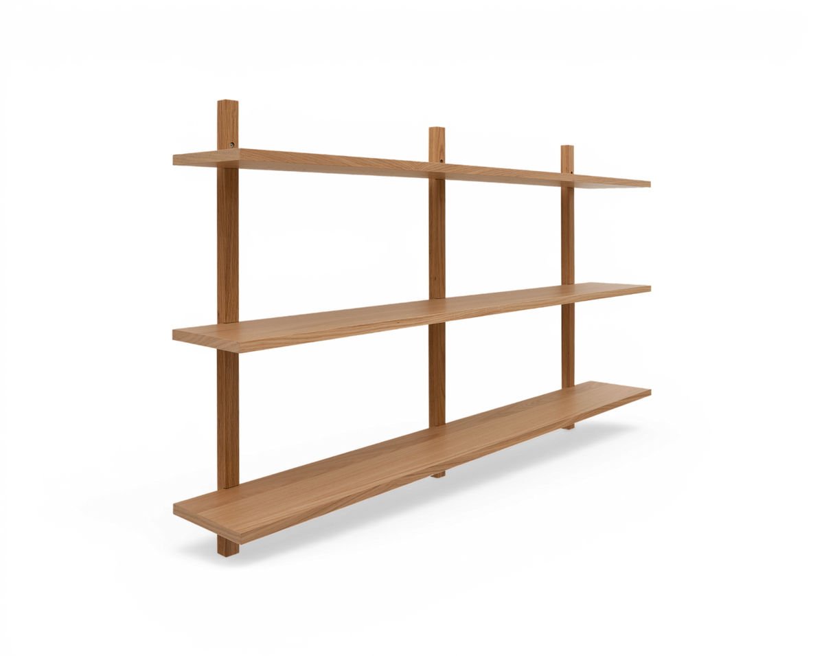 Vægmonteret reol i eg med tre lange hylder og lodrette støttestolper i minimalistisk design.