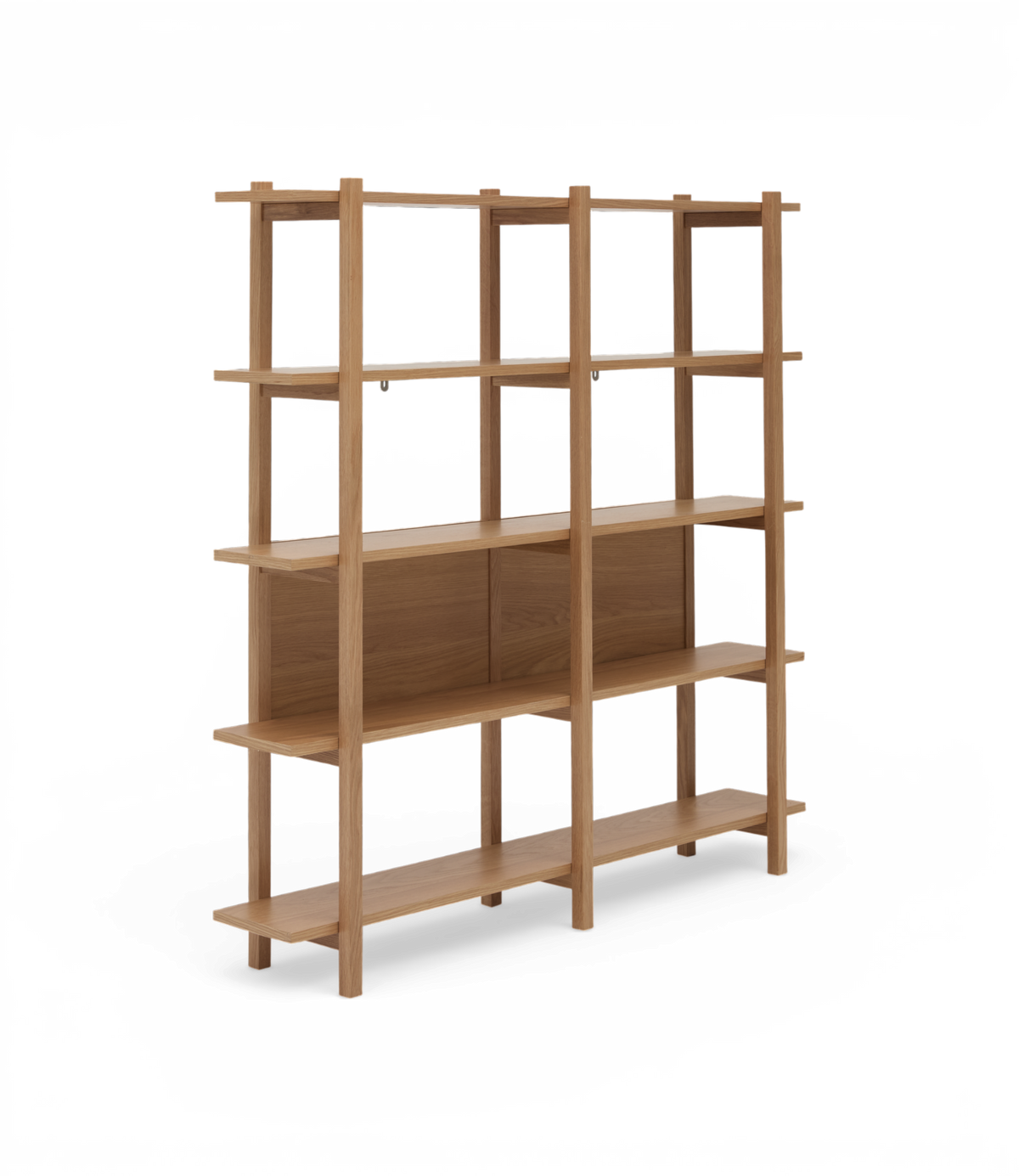 Fritstående åben reol i eg med flere hylder og midtersektion med panel.