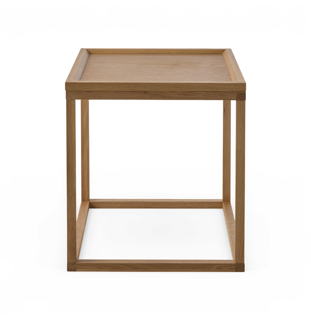 Kvadratisk sidebord i eg med bakkeformet bordplade og åben ramme.